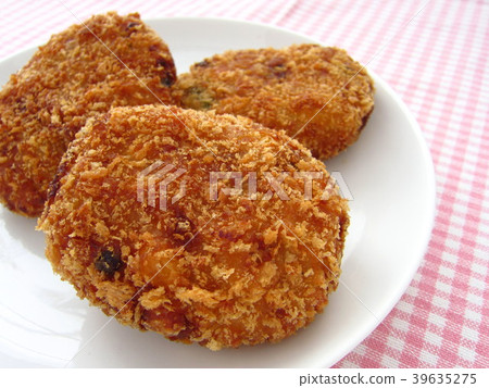 手工製作的美味土豆炸丸子 手工製作的美味土豆炸丸子 39635275