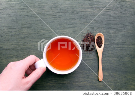 遞拿著一個白色茶杯和茶葉 39635908