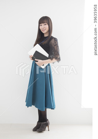 young woman      39635958