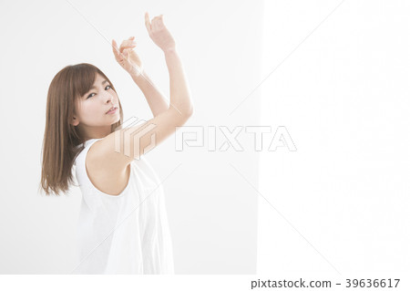young woman young woman 39636617