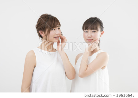 Two young ladies Two young ladies 39636643