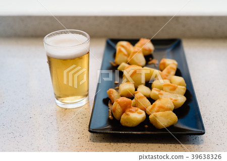 Close up of spicy potatoes with beer 39638326