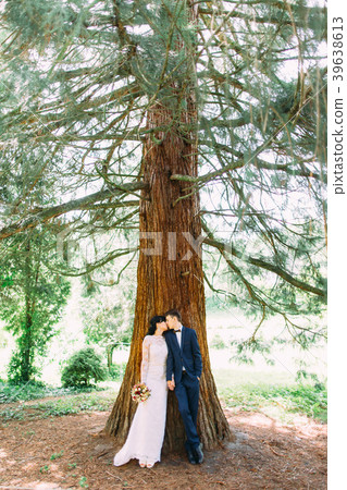 The vertical full-length view of the kissing The vertical full-length view of the kissing 39638613