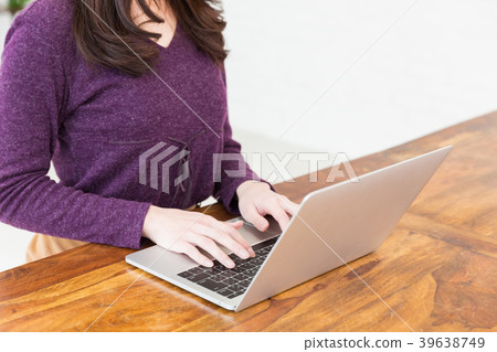 使用便攜式計算機的女性手 使用便攜式計算機的女性手 39638749