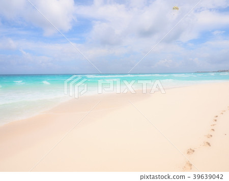 墨西哥坎昆海灘(海豚海灘和腳印) 墨西哥坎昆海灘(海豚海灘和腳印) 39639042