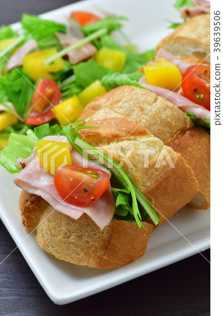 French bread sandwich 39639506