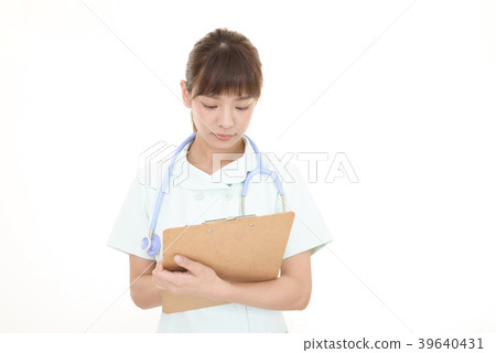 一位認真看護的護士 一位認真看護的護士 39640431