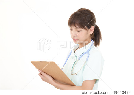 一位認真看護的護士 一位認真看護的護士 39640434