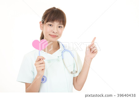 有心臟標記的一位微笑的護士 有心臟標記的一位微笑的護士 39640438
