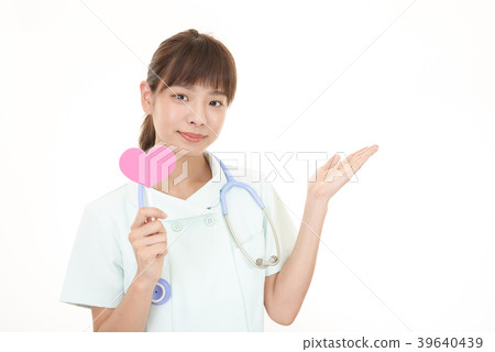 有心臟標記的一位微笑的護士 有心臟標記的一位微笑的護士 39640439