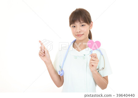 有心臟標記的一位微笑的護士 有心臟標記的一位微笑的護士 39640440