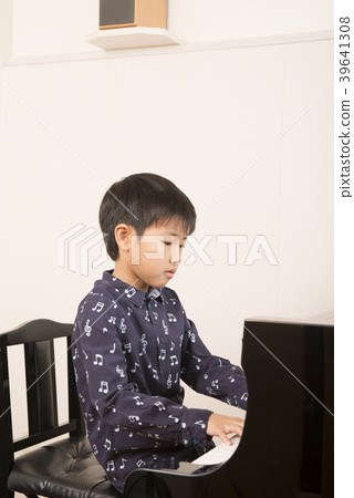 彈鋼琴的男孩 39641308