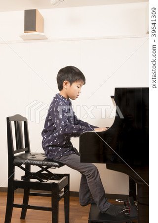 彈鋼琴的男孩 39641309