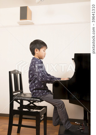 彈鋼琴的男孩 39641310