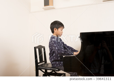 彈鋼琴的男孩 39641311