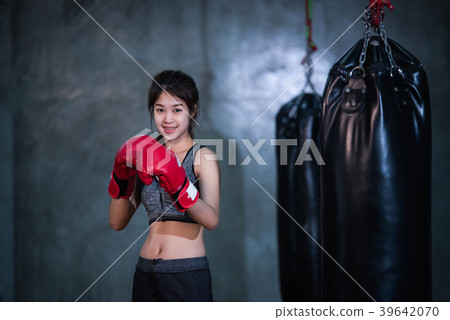 asia girl punching boxing bag 39642070