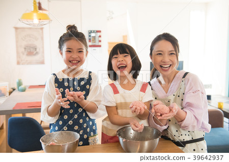 Parent and child cooking cooking assistance 39642937