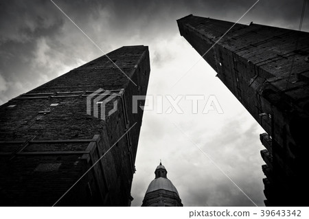 Bologna two towers in black and white Bologna two towers in black and white 39643342