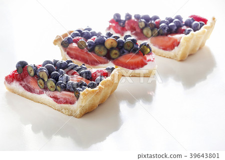 Three Piece of ricotta tart cake with fresh berry Three Piece of ricotta tart cake with fresh berry 39643801