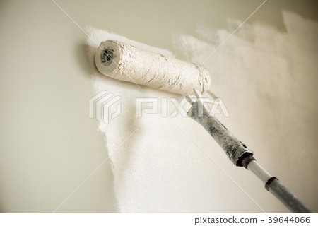 Hand painting wall with paint roller, pastel color 39644066