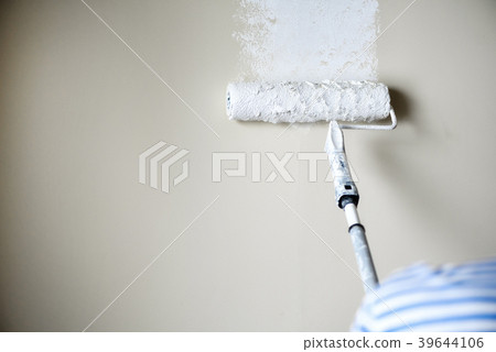 Hand painting wall with paint roller, pastel color Hand painting wall with paint roller, pastel color 39644106