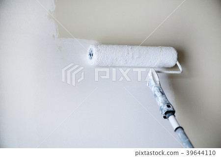 Hand painting wall with paint roller, pastel color Hand painting wall with paint roller, pastel color 39644110