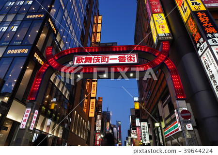 在日本/ Kabukicho Ichiban夜視圖的東京都市風景 在日本/ Kabukicho Ichiban夜視圖的東京都市風景 39644224