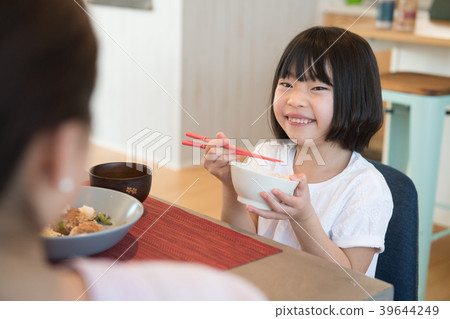 小學女孩談話與她的母親,當吃時 小學女孩談話與她的母親,當吃時 39644249