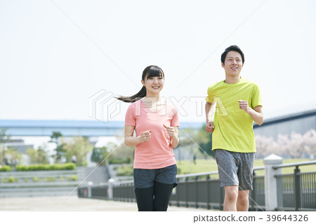 Training couple running 39644326