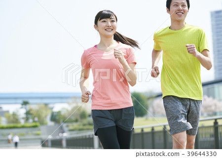 Training couple running 39644330