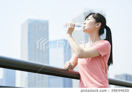 Training break hydration 39644689