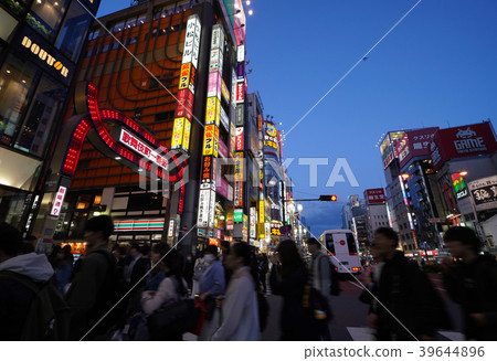 在日本/ Kabukicho Ichiban夜視圖的東京都市風景 在日本/ Kabukicho Ichiban夜視圖的東京都市風景 39644896