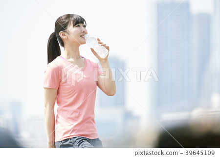 Training break hydration 39645109