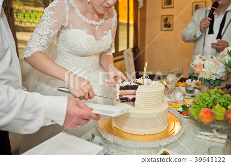 The groom helps the bride to divide The groom helps the bride to divide 39645122