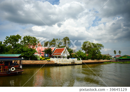 Thai temple along the river in Nakhon Pathom. 39645129