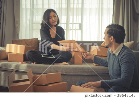 Start up team of online retailer packing boxes Start up team of online retailer packing boxes 39645143