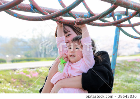 一歲的孩子被困在遊樂場設備裡 39645836