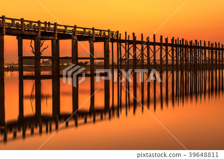 Sunset over the U Bein Bridge in Myanmar Sunset over the U Bein Bridge in Myanmar 39648811