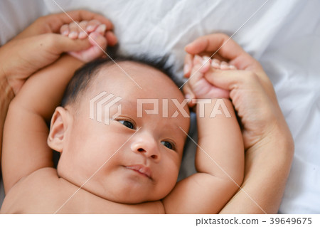 Newborn Concept. Mother and child on a white bed. Mom and baby b Newborn Concept. Mother and child on a white bed. Mom and baby b 39649675