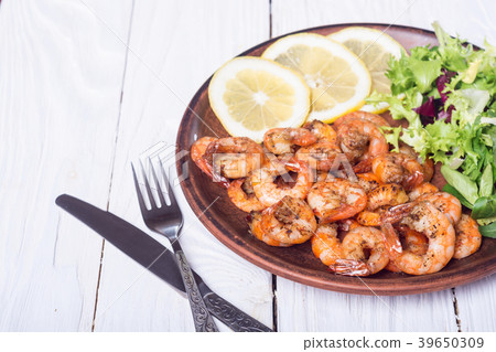 Salad with lattuce , lemon and shrimps Salad with lattuce , lemon and shrimps 39650309
