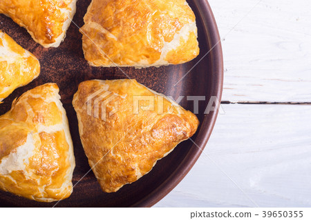 Freshly baked puff pastry samosa 39650355