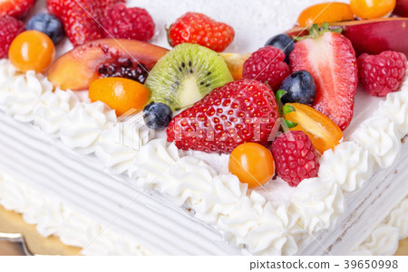 Fruit cream cake with strawberries on a birthday 39650998
