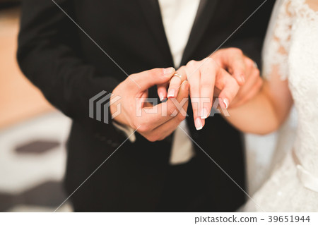 Bride and groom exchanging wedding rings. Stylish 39651944