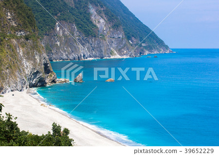 Suhua Highway along the coast Suhua Highway along the coast 39652229