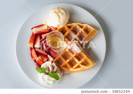 Fresh waffles with ice cream and maple syrup 39652294