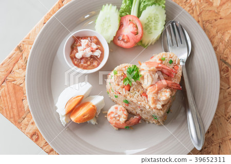 Fried rice with shrimp. Fried rice with shrimp. 39652311