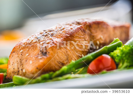Roasted salmon steak with fresh vegetable. 39653610