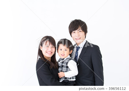 Young family photo 39656112