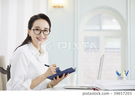 家,女商人,遠程辦公,女人,韓國 家,女商人,遠程辦公,女人,韓國 39657203