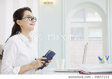 Home, business woman, telecommuting, woman, korean Home, business woman, telecommuting, woman, korean 39657223